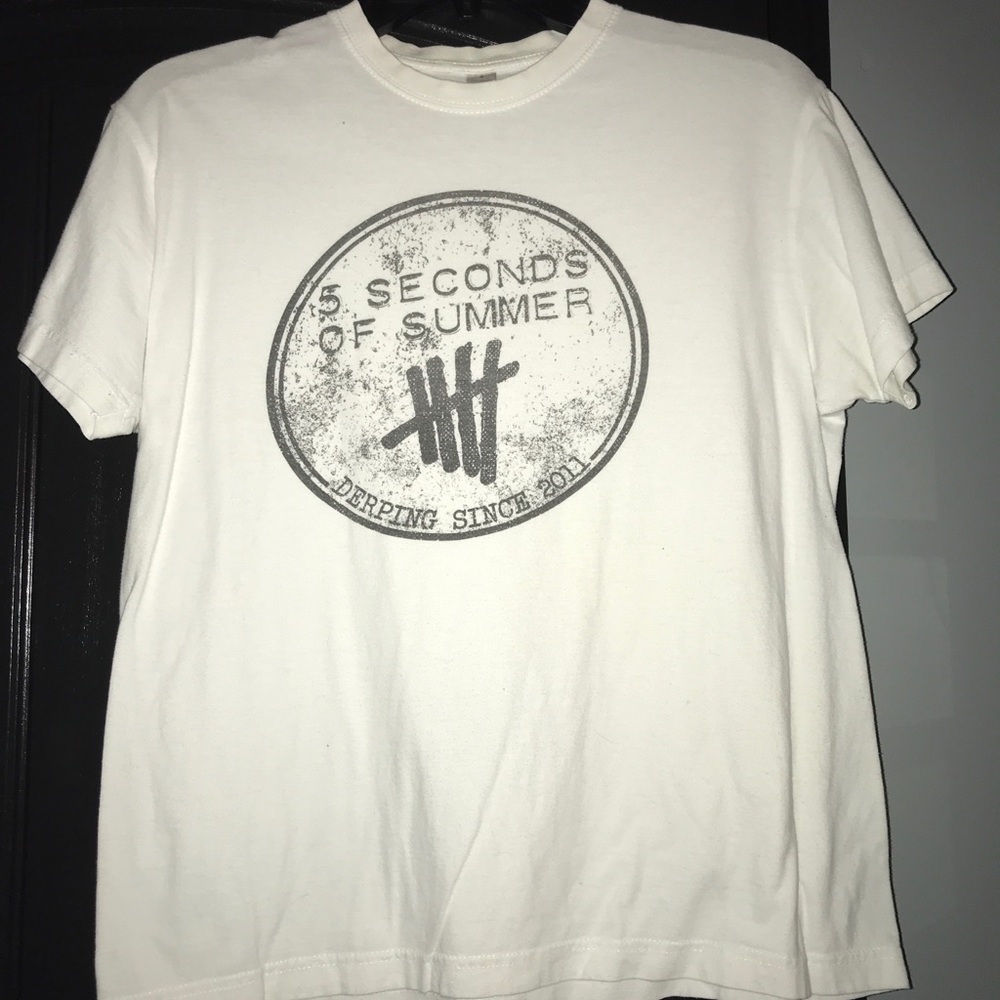 Original 5SOS t-shirt in great condition